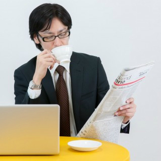 海外の大物ビジネスマンは毎朝何を読む？ 意外と多い「新聞」支持者