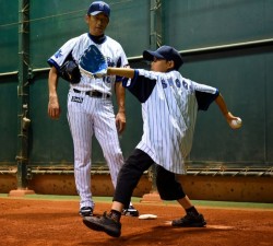 三浦大輔投手（左）とブルペンで、「夢のエースピッチャー体験」