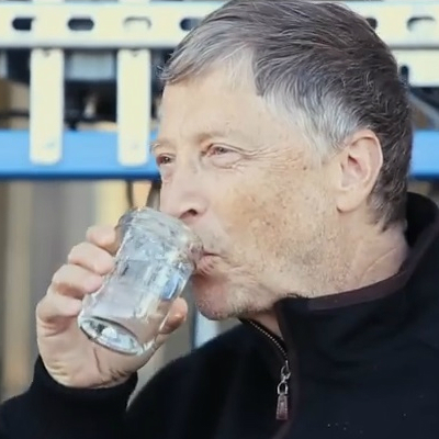 そこまでやるか、ビル・ゲイツ！ 「排泄物」を飲み水に変える浄水装置を開発