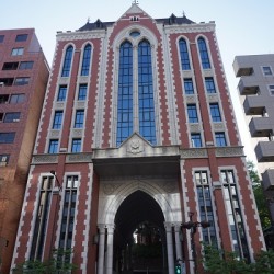 中田さんの母校、慶応義塾大学三田キャンパスの東門